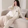 En stock Conjunto de Pijama de Seda para Mujer para Nieve y Hielo Otoño Nuevo Estilo Manga Larga Pantalón Largo Casual Simple Cardigan Ropa para el Hogar Juego de Dos Piezas Disponible