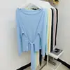 Elegante camiseta de manga larga con protección solar y cinturón para anudar en la cintura para mujer, con un diseño relajado y ligeramente transparente, holgada y estiliza la figura.