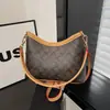 El Mini Bolso Hobo es Ligero y Tiene la Capacidad Justa para Salir. Es un Artefacto Imprescindible para la Venta al por Mayor Transfronteriza de Bolsos para Mujer. Bolso de mano para hombro cruzado
