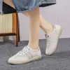 Tênis de Treino Alemão Popular Vazado para Mulheres, Novo Estilo Verão 2026, Tênis Brancos Versáteis com Superfície Macia, Leves, Respiráveis, Sapatos Baixos