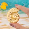 Broche de Metal com Textura de Concha de Alta Qualidade, Design de Nicho de Venda Quente Transfronteiriça para Blazers Femininos, Acessório Elegante