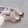 Novos Sapatos Infantis Outono 2026: Tênis de Caminhada ao Ar Livre para Meninas Retrô, Bloco de Cores Simples Tênis Esportivo Anti-Chute para Treinamento de Meninos