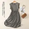 Vestido de Verano Nuevo 2026 Estilo Japonés Relajado de Longitud Media con Bordes Fruncidos, Cuello Redondo y Tela de Algodón y Lino a Cuadros