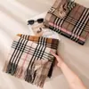 Bufandas al por mayor, bufandas a cuadros bloque de color de cachemira sintética, bufandas de invierno de moda para mujer, chales sencillos de estilo coreano y japonés con un toque de alta gama