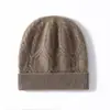 Gorro de Punto de Cachemira 2026 Otoño/Invierno Nuevo de Alta Gama para Mujer, Color Sólido, Tejido de Cable, Patrón de Diamantes, Cálido, Moderno, Informal