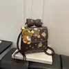 Mochila Cuadrada Versátil de Moda Fresca y Elegante para Verano 2026, Estampado Completo de Oso con Lazo, Dibujos Animados