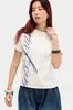 Camiseta cropped de manga curta estilo rua vintage, com grafite em inglês cursivo diagonal desgastado, gola redonda, ombro normal, caimento justo, casual