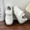 Zapatillas de Entrenamiento Blancas y Negras para Niñas Modelo Primavera 2026 Zapatos Infantiles Zapatos Deportivos de Suela Blanda para Niños Zapatos Blancos Versátiles para Niños