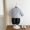 Traje acolchado acolchado para niños, nuevo estilo engrosado de otoño e invierno, cálido para finales de otoño, moderno conjunto de tres piezas para bebés y niños pequeños