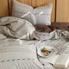 Juego de Ropa de Cama de Cuatro Piezas Nordic Fair Isle Teñido en Hilo Algodón Puro Lavado / Otoño e Invierno Todo Algodón Cepillado en Cereza Cacao con un Toque de Lujo