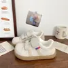 Tênis Brancos de Solado Grosso para Mulheres, Novo Modelo Popular 2026, Tênis de Treino Estudantil de Primavera Alemão com Velcro, Tênis Casuais Versáteis
