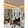 Blusa Oficial Patrón Ciervo de Otoño con Brillo Fino Perlado Cintura Fruncida Cuello Asimétrico Manga Larga 28982 con Cinturón