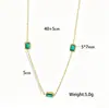 Collar de circonita esmeralda chapado en oro y acero de titanio con diseño de nicho para mujer, cadena de clavícula de temperamento de alto grado que no se decolora