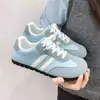 Zapatillas de entrenamiento retro azules ligeras de suela plana para mujer, nuevas zapatillas casual versátiles de otoño 2026, zapatos blancos estilo universitario