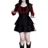 Conjunto de Moda Estilo College Americano Plus Size para Mulheres, Primavera e Outono, com Blusa de Tricô com Laço e Saia com Cintura Corset Conjunto de Duas Peças