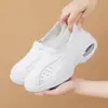Suministrados directamente por el fabricante, zapatos tipo slip-on para enfermeras para mujer, antideslizantes, con amortiguación de aire y suela suave, cómodos para estar de pie mucho tiempo, especialmente diseñados para hospitales
