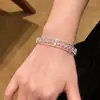 Pulseira aberta de três camadas simples e estilosa com contas de zircônia, moderna e versátil para o uso diário, joia de nicho com design único para mulheres