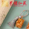 Llavero de gatito juguetón tallado en madera de azufaifo de Yiming Xianyuan, lindo colgante decorativo para mochila de pareja con borla temática de luna