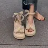Sandálias Plataforma de Solado Grosso com Laço para Mulheres 2025 Novo Estilo de Verão Fivela de Pérola Sapatos Romanos Antiderrapantes para Combinar com Saias
