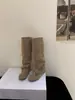 Novas Botas Quadradas Vintage Amassadas Outono/Inverno 2026 com Aumento Interno de Altura de 4CM, Botas de Cano Médio de Nicho, Botas de Salto Plataforma de Uso Duplo