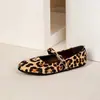 Zapatos de Mary Jane de Punta Redonda Retro Peludos Estilo Nuevo 2026 para Primavera y Otoño Zapatos Planos Talla Grande Zapatos de Abuela Estampado de Leopardo Hebilla Única
