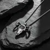 Europeu e americano titânio aço pingente diabo incrustado pedra cabeça de vaca pingente retro moderno masculino crânio chifre colar SP939