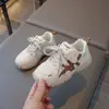 Tênis robustos para meninos e meninas 2026 outono novo sapatos respiráveis tênis esportivos infantis para crianças maiores tênis brancos casuais