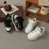 Zapatos Blancos para Niños 2026 Otoño Nuevo Estilo Moda Casual Zapatos de Tabla para Niñas Antideslizantes Resistentes al Desgaste Superficie de Cuero Zapatos Deportivos para Niños
