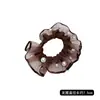Elegante y versátil scrunchie color café perla, añade un toque de sofisticación, adecuado para coletas, chongos y el uso diario.