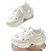 Zapatos de Agujeros para Exteriores para Mujer Verano 2025 Nuevas Zapatillas Deportivas de Suela Gruesa Elevada Antideslizantes para Vadear Zapatos de Agujeros Ropa Exterior para Mujer