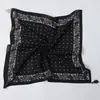 Serie de toallas cuadradas pequeñas de felpa cepillada venta directa de fábrica comercio exterior toalla cuadrada pequeña versátil pañuelo de cuello de moda para mujer pañuelo para la cabeza de viaje pañuelo de seda