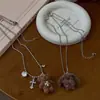 Collar con Colgante de Oso Cruzado de Felpa Marrón Perro Osito Cadena para Suéter Femenino Nicho Elegante Dulce Fresco Aspecto de Alta Calidad