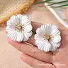 Estilo Japonés y Coreano Ins Moda Creativa Pendientes de Margaritas para Viajar Pendientes de Botón de Flor Nuevos de Diseño Popular en Internet