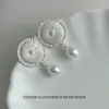 Pendientes Redondos Tradicionales de Metal con Perlas Barrocas Colgantes, Pendientes de Moda con Textura Martillada, Diseño de Nicho con un Sentido de Sofisticación