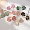 Aretes con forma de concha de venta caliente en stock, aretes de concha de colores dopamina, modernos y versátiles, aretes de nicho y de alta gama