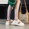 Nova Coleção Primavera 2025 Sapatos de Massagem para Pés Vibratórios Magnéticos Multifuncionais Tênis Casuais de Couro Brancos Versáteis