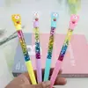 Caneta gel criativa nova com cabeça de borracha macia de urso e morango, rede para exames de estudante, caneta de gel com areia movediça, bastão de fada do Instagram
