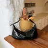 Bolsa feminina estilosa e casual estilo croissant, com uma vibe relaxada e descontraída, nova coleção outono 2026