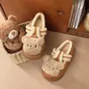 Chinelos fofos de desenho animado 2026 chinelos de algodão outono e inverno novo estilo fofo design de urso de pelúcia slip-on para casa quentes e confortáveis