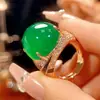 2026 Nuevo Modelo Joyería Huabi Latón Imitación Calcedonia Verde Superficie Lisa Fluorescente Anillo de Gama Alta Piedra Principal 18*20