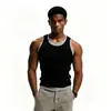 Camiseta básica de cor sólida com bordado e gola redonda, estilo falso duas peças, modelagem justa, base elástica canelada, manga curta, moderna, para homens