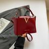 Nuevo 2025 Bolso Decorativo Simple en Forma de V Moda Ins Elegante Bolso Cubo Pequeño para Mujer de Hombro Cruzado de Moda