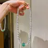 Corrente para Clavícula de Cristal Branco Quase Vítreo de Alta Qualidade 8mm com Design de Morango Verde Natural 17mm