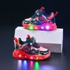 Tênis Infantil com Luzes Primavera & Outono Superman Solado Macio Coberto de Couro Tamanho Pequeno e Médio para Meninos Desenho do Homem-Aranha Sapatos Casuais Luminosos
