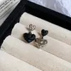 Aretes de Aro Flor de Perla Aguja Negra Plateada, Estilo Retro Francés, Versátiles de Lujo Ligero Estilo Chanel