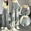 Calça jeans bordada em estilo cartoon Chao Li Youhuo para mulheres, novo design de outono 2026, calça wide leg vintage larga lavada