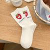 Nuevos Calcetines de Algodón Peinado Anti-Pilling 2025 para Mujer, Verano Absorbentes del Sudor Estilo Coreano Fresas Moda Versátiles de Media Pantorrilla, Lindos