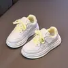 Zapatos Blancos para Niñas 2026 Primavera/Otoño Nuevos Versátiles Medianos/Grandes Infantiles Suela Suave Zapatos de Papá Zapatos Deportivos para Niños Zapatos de Tabla para Niñas