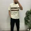 Nueva Camisa Polo de Manga Corta para Hombre Verano 2025, Estilo Coreano Ajuste Delgado Cuello Solapa, Manga Media de Color Contrastante, Camiseta Versátil para Jóvenes Hombres