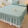 Falda de Cama Acolchada de Algodón Lavable Estilo Princesa Pieza Única Sábana de Cama de Verano con Borde de Falda Antideslizante Oculta Defectos Cubierta de Cama Juego de Tres Piezas